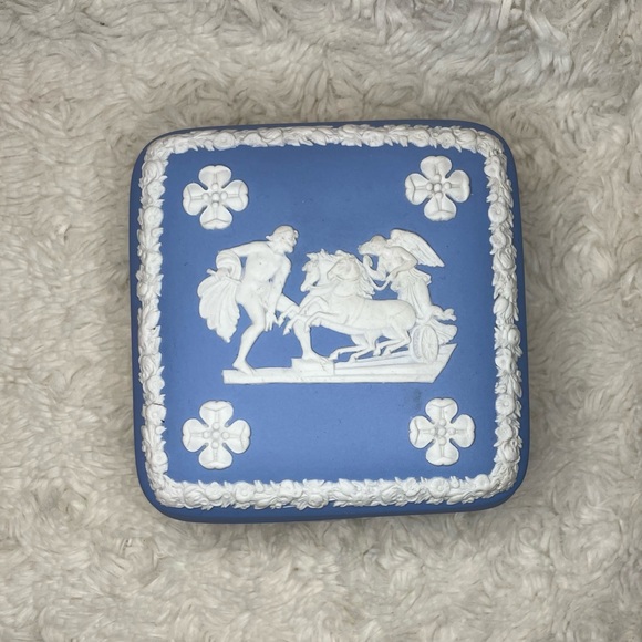 Vtg 70’s Square Wedgwood Jasperware Style Light Blue Trinket/Jewelry Box - Picture 2 of 12
